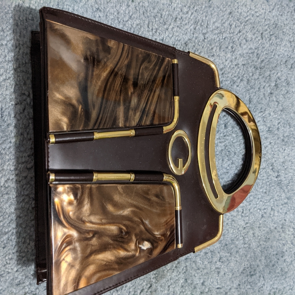 Vintage handbag 2 sides open w mirror and credit card holders. 2 inside pockets